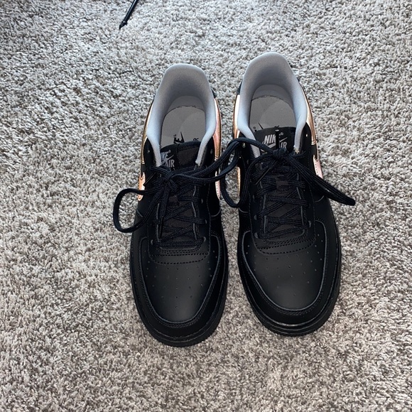 Nike- Air Force 1 Low LV8 GS 'Reflective Black' - Picture 5 of 9